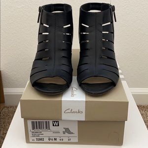 Clarks Deloria Ivy Black Sandals - Size 6.5